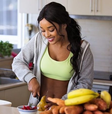 Sportive préparant un repas dans sa cuisine