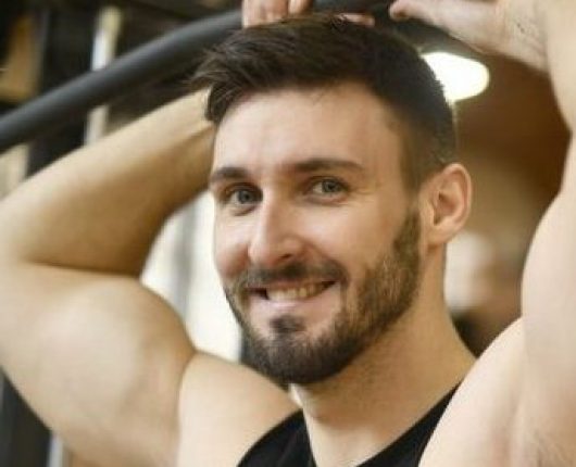 Alain souriant en 1er plan zoom